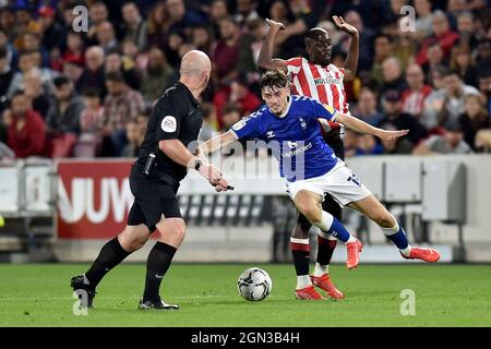 LONDRA, REGNO UNITO. 21 SETTEMBRE Jamie Bowden di Oldham Athletic si è invischiato con Yoane Wissa di Brentford durante la partita della Carabao Cup tra Brentford e Oldham Athletic al Brentford Community Stadium di Brentford martedì 21 settembre 2021. (Credit: Eddie Garvey | MI News) Credit: MI News & Sport /Alamy Live News Foto Stock