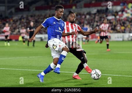 LONDRA, REGNO UNITO. 21 SETTEMBRE la Fage Dylan di Oldham Athletic si scombinerà con Tariqe Fosu di Brentford durante la partita della Carabao Cup tra Brentford e Oldham Athletic al Brentford Community Stadium di Brentford martedì 21 settembre 2021. (Credit: Eddie Garvey | MI News) Credit: MI News & Sport /Alamy Live News Foto Stock