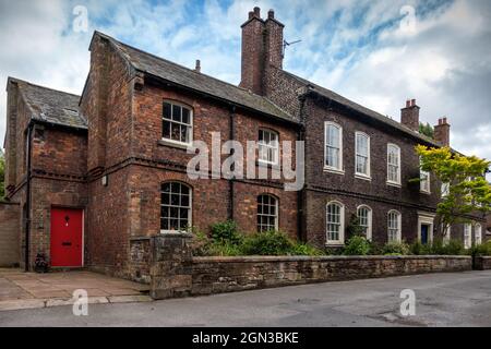 Le case nei terreni della Cattedrale di Carlisle nella città settentrionale di Carlisle, Cumbria, Inghilterra, Regno Unito Foto Stock