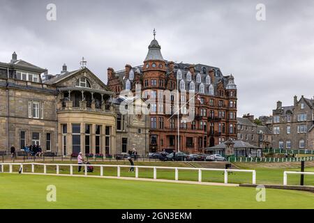 Tee off al Royal and Ancient Golf Club di St Andrews a Fife, con la pietra arenaria rossa Hamilton Grand (Old Course Hotel) sullo sfondo. Foto Stock