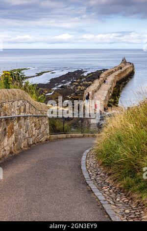 Sentiero che conduce al pittoresco porto di St Andrews a Fife, sulla costa orientale della Scozia. Foto Stock