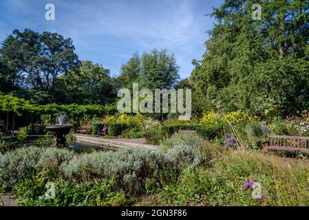 Old English Garden, Battersea Park, Londra, Inghilterra, Regno Unito Foto Stock