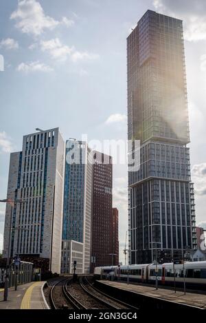 Moderno sviluppo residenziale e d'affari in nove Elms zona di rigenerazione visto dalla stazione ferroviaria di Vauxhall, Vauxhall, Londra, Inghilterra, Regno Unito Foto Stock