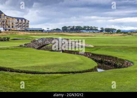 Il famoso ponte di Swilken (o Swilcan) sopra il Burn di Swilken tra il primo e il diciottesimo fairway del campo Vecchio a St Andrews in Fife, Scozia. Foto Stock