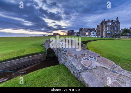 Il famoso ponte di Swilken (o Swilcan) sopra il Burn di Swilken tra il primo e il diciottesimo fairway del campo Vecchio a St Andrews in Fife, Scozia. Foto Stock