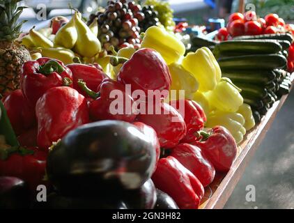 vari tipi di verdure colorate giganti peperone vendere al mercato contadino mattina stallo Foto Stock