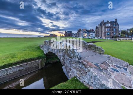 Il famoso ponte di Swilken (o Swilcan) sopra il Burn di Swilken tra il primo e il diciottesimo fairway del campo Vecchio a St Andrews in Fife, Scozia. Foto Stock