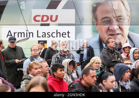 Stralsund, Germania. 21 settembre 2021. La gente partecipa a un raduno elettorale dell'Unione Democratica cristiana (CDU) per le elezioni federali della Germania a Stralsund, Germania settentrionale, 21 settembre 2021. Credit: Shan Yuqi/Xinhua/Alamy Live News Foto Stock