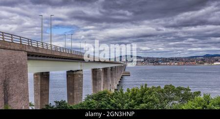 Una vista sulla città di Dundee da Newport on Tay, con il ponte di Tay Road che attraversa il Firth of Tay sulla sinistra. Foto Stock