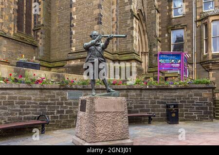 Statua dell'ammiraglio Adam Duncan fuori dalla cattedrale di St Paul a Dundee, Scozia, Regno Unito Foto Stock