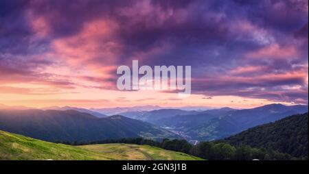 Montagne al tramonto bello in estate. Paesaggio colorato Foto Stock