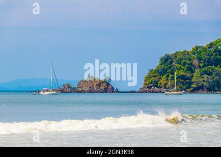 Isola del Paradiso tropicale Koh Phayam Aow Yai Beach panorama vista a Ranong Thailandia. Foto Stock