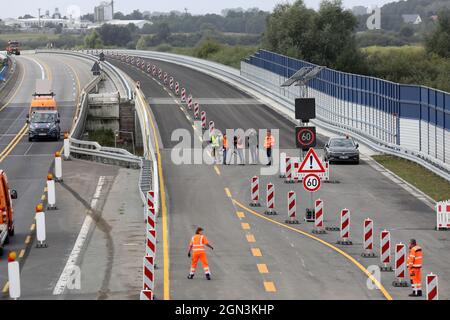 22 settembre 2021, Meclemburgo-Pomerania occidentale, Tribsees: Il percorso verso ovest della nuova autostrada del Mar Baltico nei pressi di Tribsees è in preparazione per l'apertura al traffico. Con il rilascio, metà della nuova autostrada da costruire sarà completata, tranne per i restanti lavori sulle strutture di controllo del traffico. L'A20 era ceduta e crollata su una sezione particolarmente boscosa vicino a Tribsees nell'autunno del 2017. La nuova costruzione completa dovrebbe essere terminata entro la fine del 2023. Foto: Bernd Wüstneck/dpa-Zentralbild/dpa Foto Stock