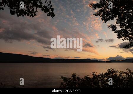 Sera tramonto colori sul lago Pleasant a Speculator, NY USA nelle montagne Adirondack, Foto Stock