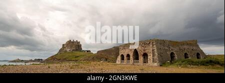 Castello di Lindisfarne e forno di calce sull'Isola Santa vista dalla spiaggia Foto Stock