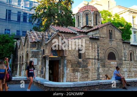ATENE, GRECIA - Set 16, 2021: Chiesa di Panagia Kapnikarea è una piccola chiesa bizantina risalente al 11 ° secolo e situato nel centro di Ath Foto Stock