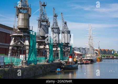 Bristol UK, vista delle gru d'epoca lungo la banchina dello storico Floating Harbour nel centro di Bristol, Inghilterra, Regno Unito Foto Stock