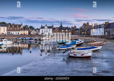 Al mattino presto a Stonehaven, una pittoresca cittadina portuale nell'Aberdeenshire situata a sud di Aberdeen, sulla costa nord-orientale della Scozia. Foto Stock