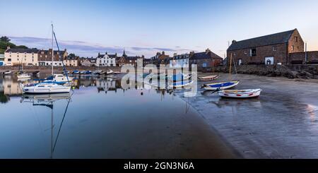 Al mattino presto a Stonehaven, una pittoresca cittadina portuale nell'Aberdeenshire situata a sud di Aberdeen, sulla costa nord-orientale della Scozia. Foto Stock