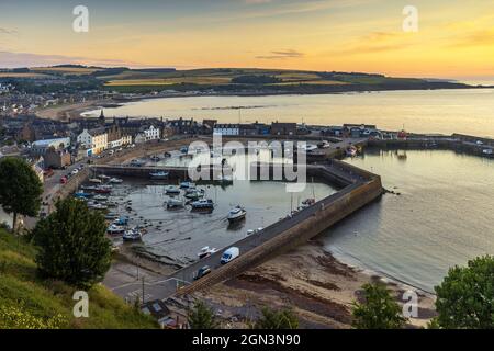 Porto di Stonehaven all'alba. Stonehaven è una città portuale nell'Aberdeenshire situata a sud di Aberdeen, sulla costa nord-orientale della Scozia. Foto Stock