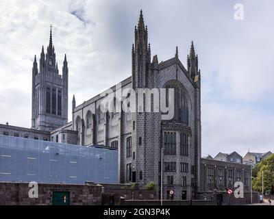 Il gigantesco edificio in granito del Marischal College nella città di Aberdeen in Scozia, visto da West North Street. Foto Stock