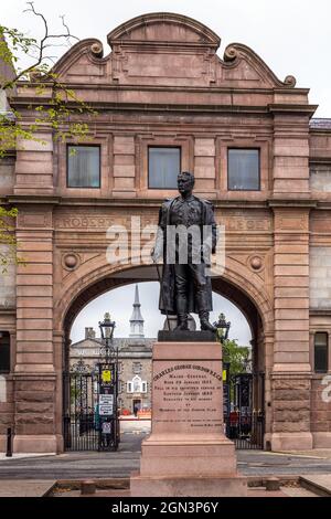 Statua di Charles George Gordon, situata all'ingresso del Robert Gordon's College, Stonehill, Aberdeen, Scozia. Foto Stock