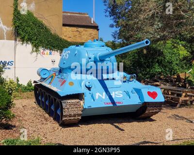 Mandela Way T-34 Tank Stompie dipinta nei colori NHS a Bermondsey, Londra Foto Stock