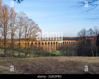 Il viadotto della Crimple Valley vicino a Harrogate illumina la luce del sole serale Foto Stock