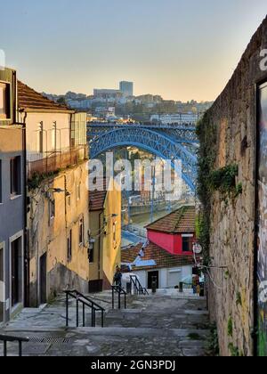 Vista su una ripida strada vecchia del Ponte Dom Luis i di Porto Foto Stock