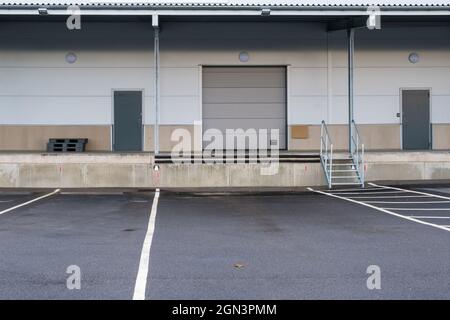 Banchina di carico per camion in un edificio industriale Foto Stock