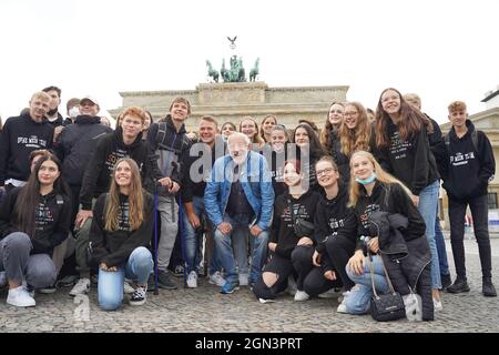 22 settembre 2021, Berlino: L'attore Dieter Hallervorden viene fotografato di fronte alla porta di Brandeburgo con una lezione di laurea di una scuola secondaria a Odelzhausen, in Baviera. Foto: Jörg Carstensen/dpa Foto Stock