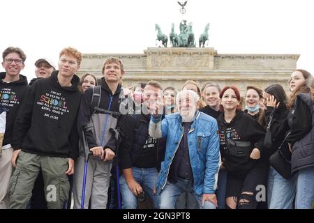 22 settembre 2021, Berlino: L'attore Dieter Hallervorden viene fotografato di fronte alla porta di Brandeburgo con una lezione di laurea di una scuola secondaria a Odelzhausen, in Baviera. Foto: Jörg Carstensen/dpa Foto Stock