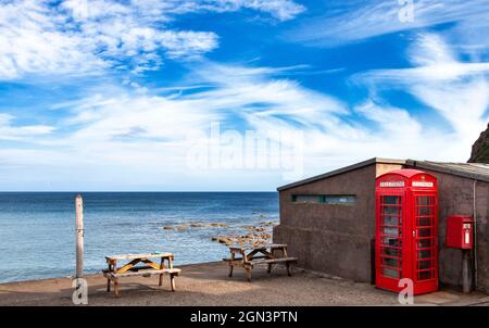 PENNAN ABERDEENSHIRE SCOZIA CIELO ESTIVO BLU E LA SCATOLA TELEFONICA ROSSA Foto Stock