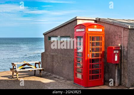 PENNAN ABERDEENSHIRE SCOZIA IL TELEFONO ROSSO E CASELLE POSTALI LA BAIA E IL MARE Foto Stock