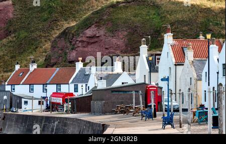 PENNAN ABERDEENSHIRE SCOZIA IL TELEFONO ROSSO SCATOLA BLU SEDILI E CASE VILLAGGIO Foto Stock