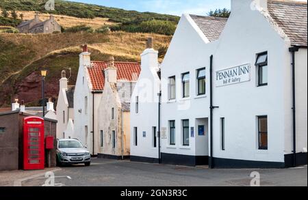 PENNAN ABERDEENSHIRE SCOTLAND THE RED TELEPHONE BOX THE PENNAN INN AND VILLAGE HOUSES Foto Stock