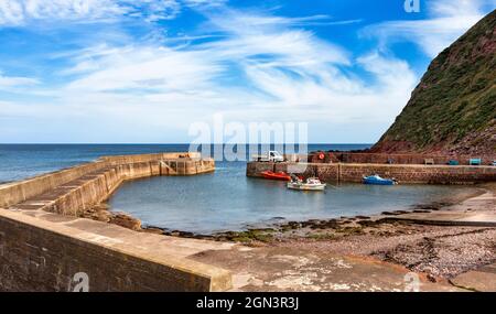 PENNAN ABERDEENSHIRE SCOZIA IL PICCOLO PORTO E LE MURA CON BARCHE DA PESCA Foto Stock