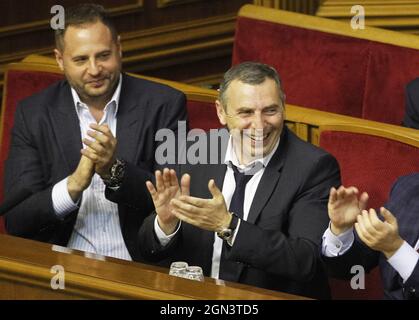 29 agosto 2019, Kiev, Ucraina: (Foto del file) il Presidential aide SERHIY SHEFIR (R) è visto durante una sessione del Parlamento ucraino a Kiev, Ucraina, 29 agosto 2019. La mattina, 22 settembre, non lontano da Kiev, incognite sparate alla macchina del primo assistente al presidente dell'Ucraina Serhiy Shefir, di conseguenza, il suo autista ha ricevuto ferite da sparo, Shefir non è stato ferito, come i media locali riferito il 22 settembre 2021. (Credit Image: © Serg Glovny/ZUMA Press Wire) Foto Stock