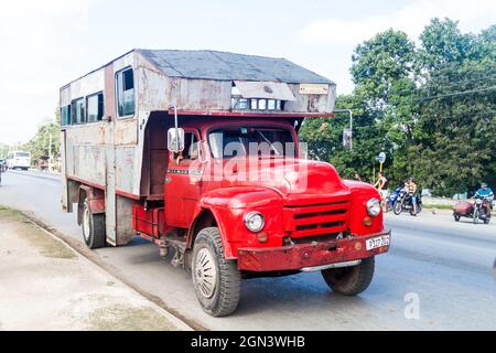 CAMAGUEY, CUBA - 26 GENNAIO 2016: Camion utilizzato per il trasporto di passeggeri a Camaguey Foto Stock