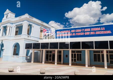 LAS TUNAS, CUBA - 27 GENNAIO 2016: Poster di propaganda su un edificio nel centro di Las Tunas. Dice: Questa bandiera, questo cielo e questa terra, io difenderemo Foto Stock