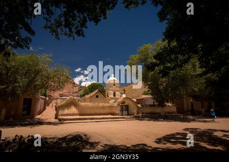 Costruzione storica della chiesa di adobe nella cittadina di Susques, Jujuy, Argentina Foto Stock