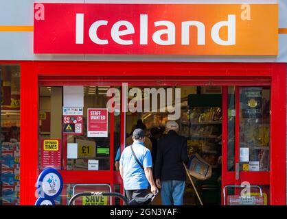 Un logo di Iceland Foods è visto all'esterno del suo negozio a Londra. Foto Stock