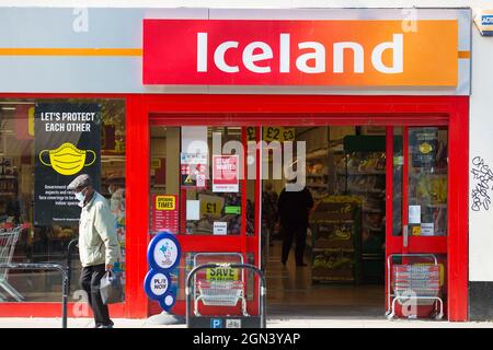 Un logo di Iceland Foods è visto all'esterno del suo negozio a Londra. Foto Stock