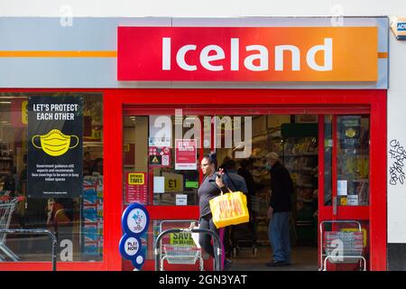 Un logo di Iceland Foods è visto all'esterno del suo negozio a Londra. Foto Stock