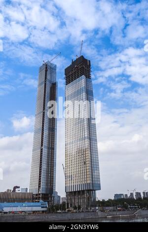 MOSCA, RUSSIA - 12 giugno 2021: Torri in costruzione nel complesso residenziale Capital Towers. Grattacieli residenziali Foto Stock