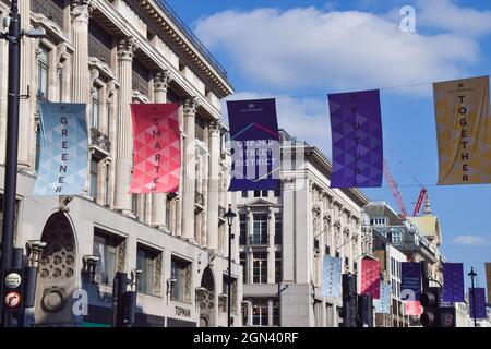 Oxford Street with banner, Londra, Regno Unito 22 settembre 2021. Foto Stock