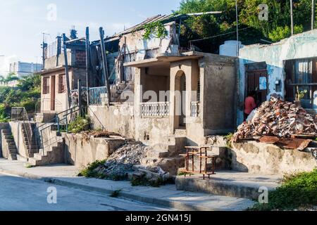 SANTIAGO DE CUBA, CUBA - 31 GENNAIO 2016: Case fortemente danneggiate a Tivoli, quartiere di Santiago de Cuba, Cuba Foto Stock