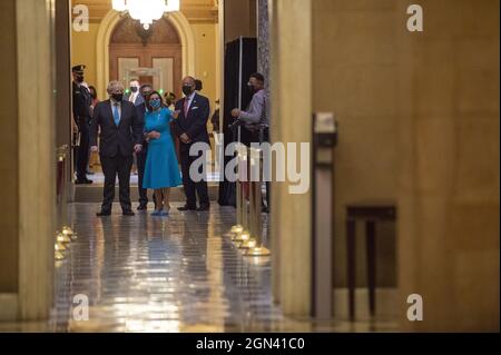 Washington, Stati Uniti. 22 settembre 2021. Il presidente della Camera Nancy Pelosi, D-CA, mostra al primo ministro britannico Boris Johnson, che si trova in visita negli Stati Uniti per partecipare all'Assemblea generale delle Nazioni Unite e per incontrare il presidente Joe Biden, il vicepresidente Kamala Harris, E altri leader del Congresso a Washington, DC, attorno alla Statuary Hall nel Campidoglio degli Stati Uniti mercoledì 22 settembre 2021. Foto di Bonnie Cash/UPI. Credit: UPI/Alamy Live News Foto Stock