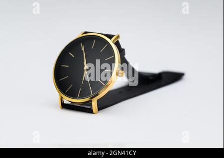 Orologio nero per uomini su sfondo bianco. Foto Stock