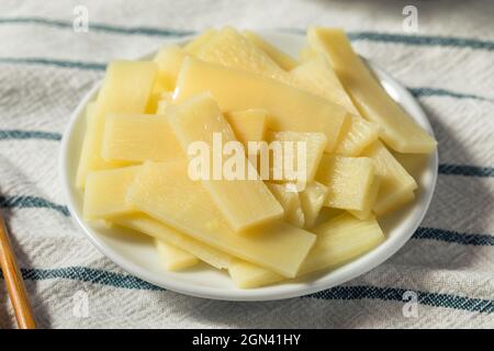 Bambù in scatola sano spara in una ciotola Foto Stock